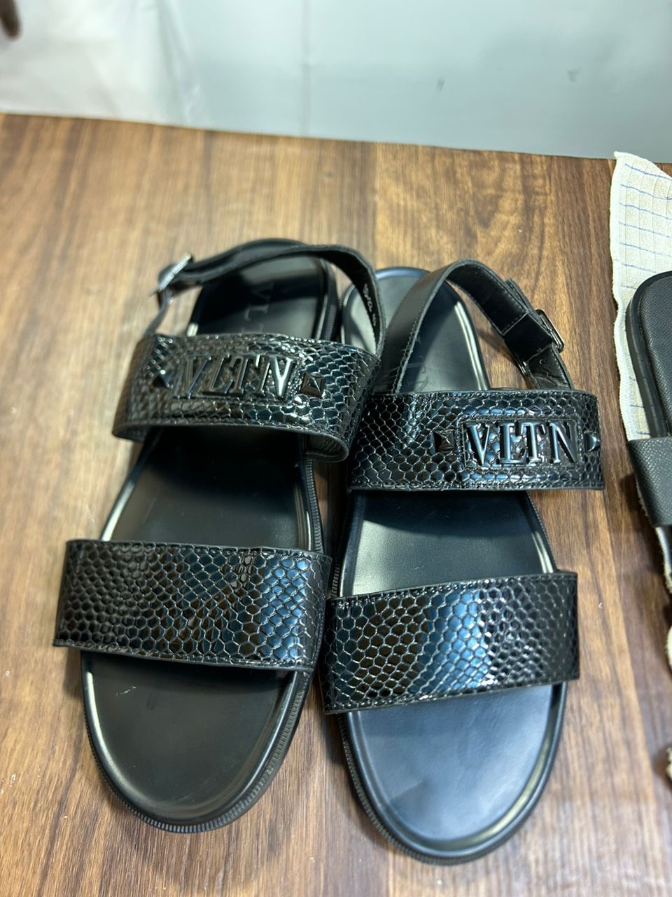 Sandales VLTN Croco